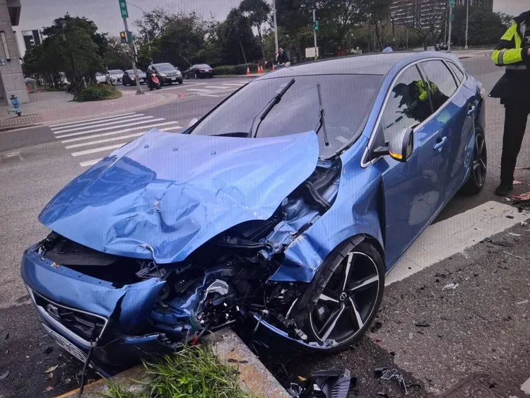 撞上救護車小客車。中壢警分局提供