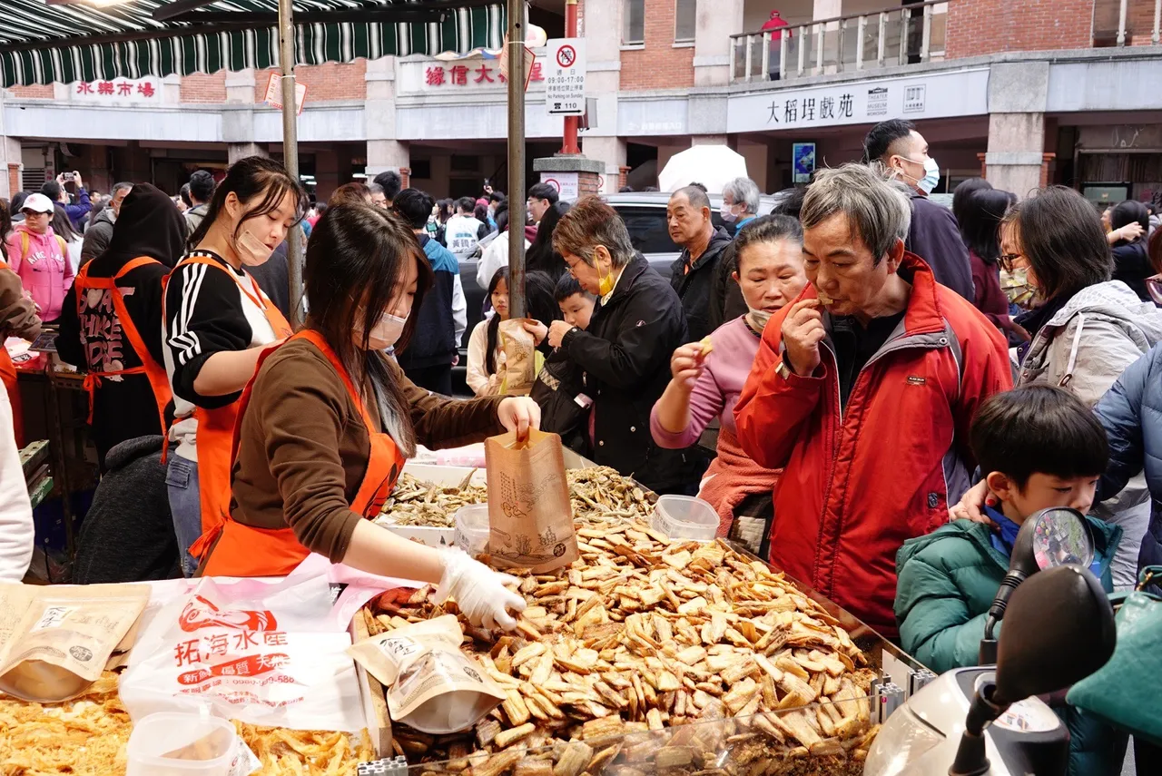 每年農曆春節到迪化街購買年貨是許多人的必訪行程。莊宗達攝