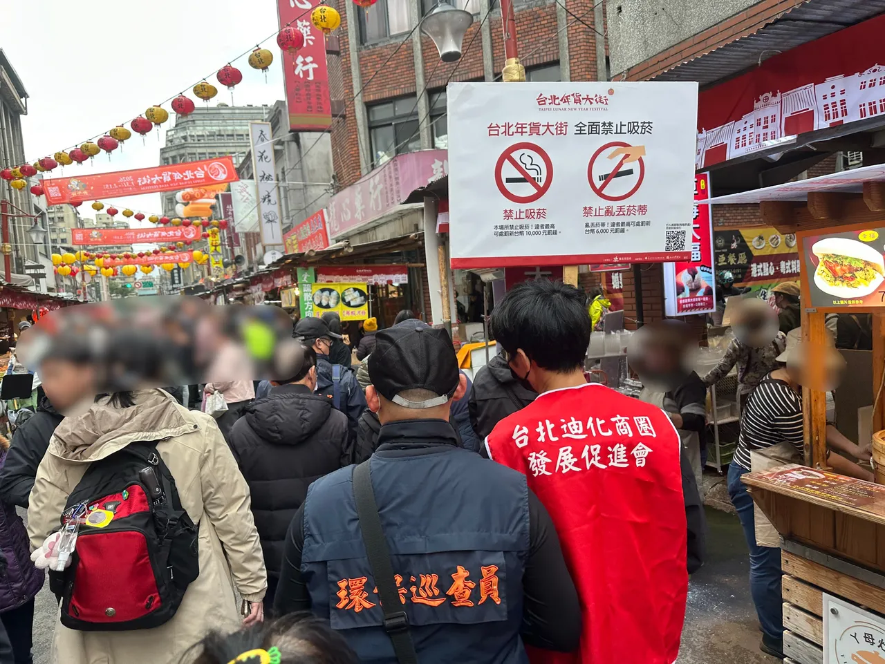 台北市環保局加強年貨大街環境清潔與煙蒂取締。台北市法務局提供