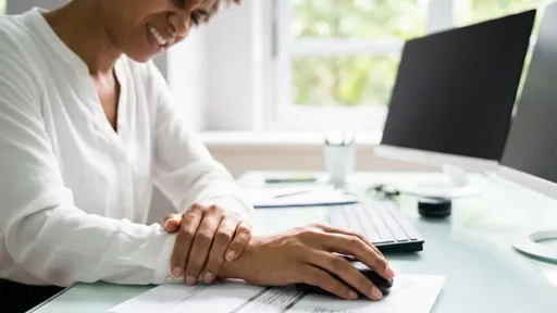 專家警告：別讓大掃除毀了手腕！你需要的是「主動修復力」