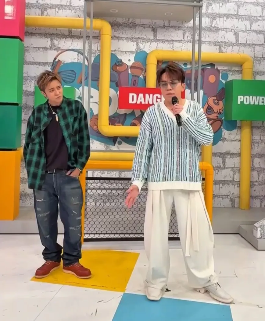 許志豪（右）與羅志祥復刻40年前同框畫面。許志豪提供