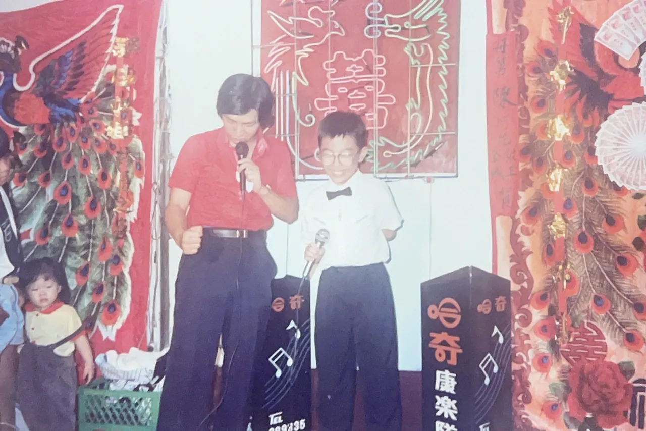 許志豪（右）小時候還與羅爸爸同台表演。許志豪提供