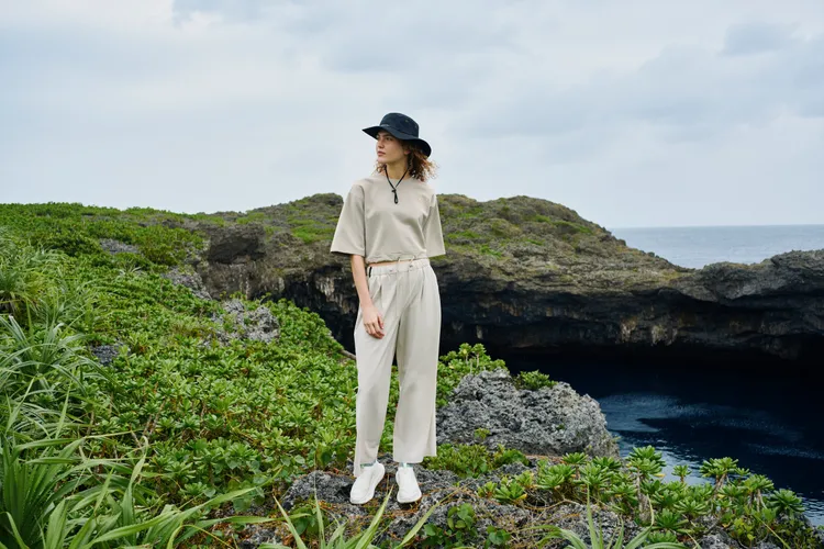 ECCO x White Mountaineering戶外登山帽2900元、女式寬鬆短袖T恤4200元、女式梭織直筒褲6800元。品牌提供