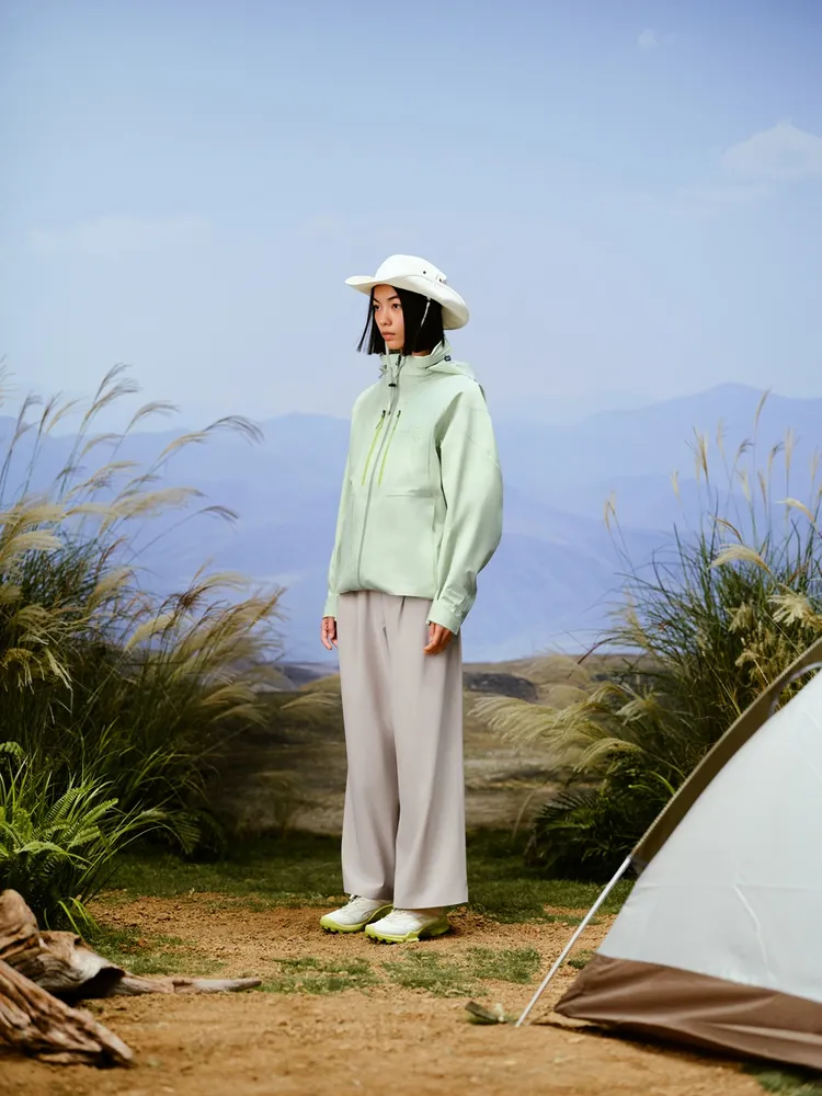 ECCO x White Mountaineering女式GORE-TEX三層防水科技外套2萬5800元、女式梭織直筒褲6800元、戶外登山帽2900元。品牌提供