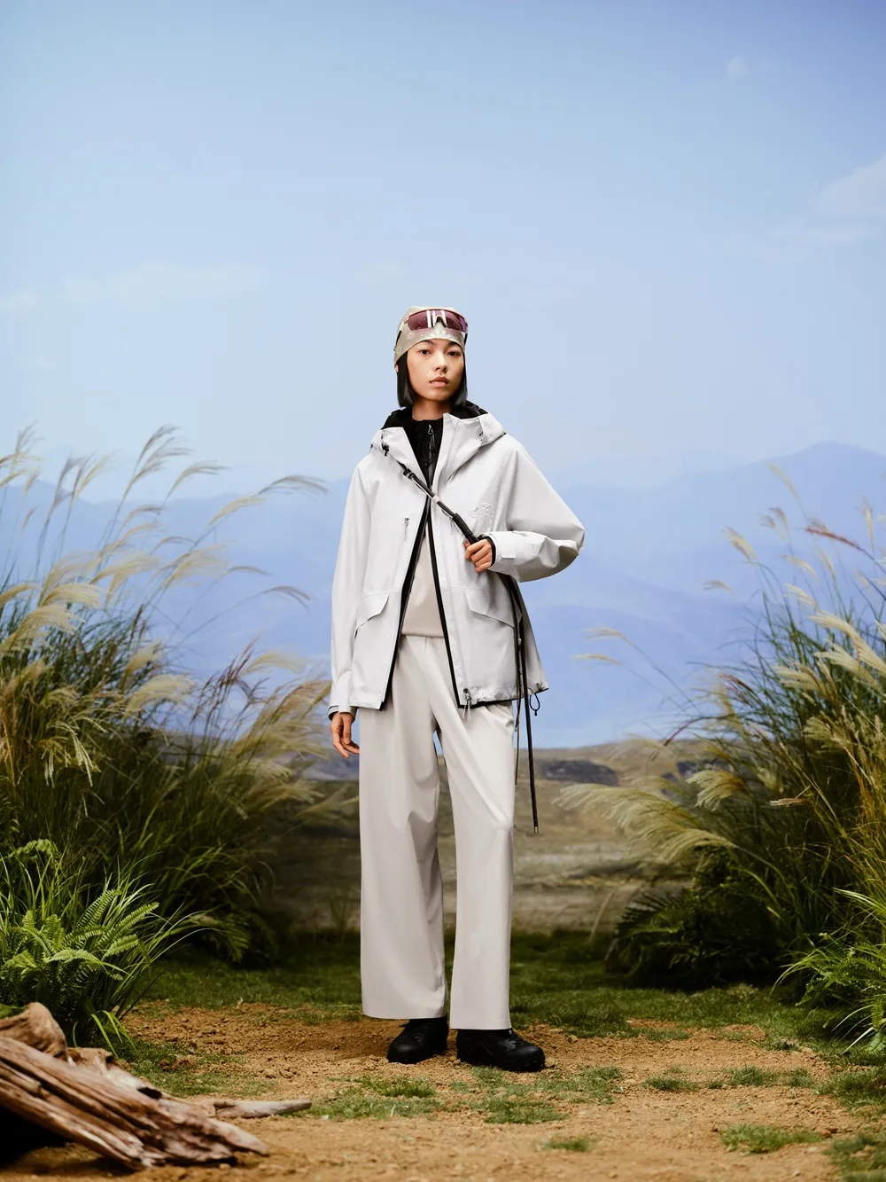 ECCO x White Mountaineering女式GORE-TEX雙層拉鍊防水科技外套2萬1800元、女式梭織直筒褲6800元。品牌提供
