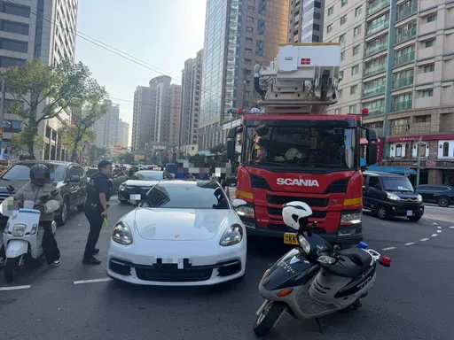 「高」端車對決！雲梯車鳴笛撞上保時捷　女駕駛「1行為」判免罰