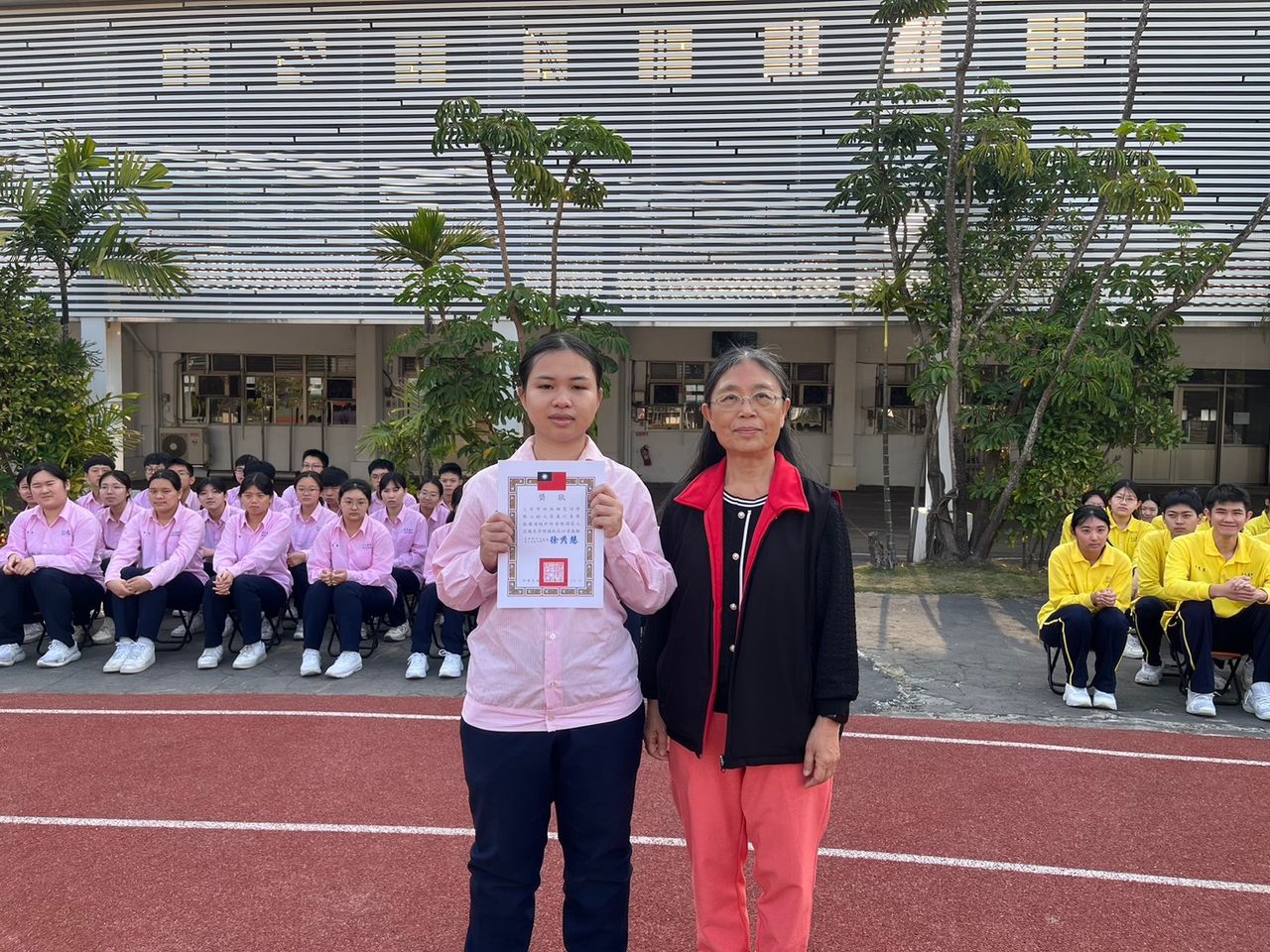 女學生路邊替洗腎翁拉褲穿鞋 網讚天使!校方記功表揚