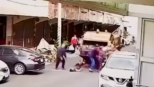 垃圾車後斗突彈起！阿嬤遭重擊倒地　驚悚畫面曝