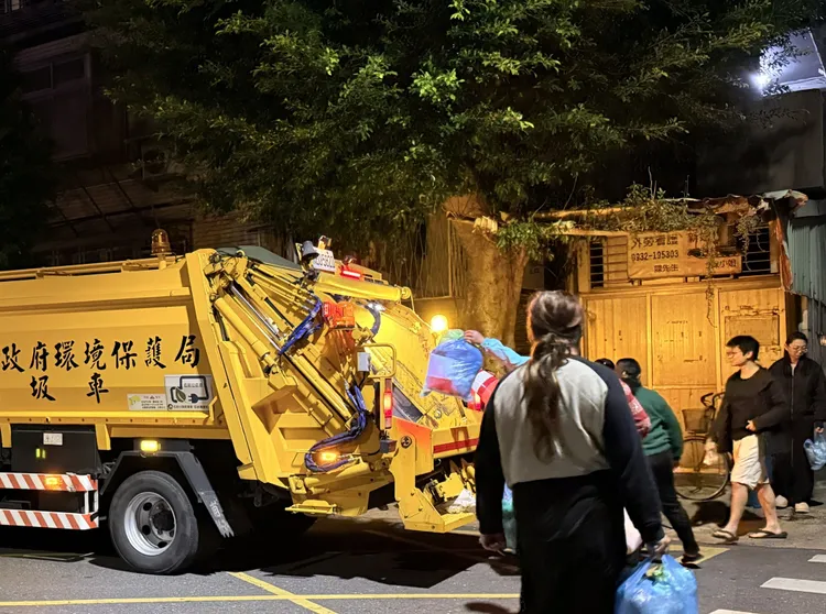 倒垃圾是全民日常，民眾得靠近車體才能完成投遞，這種無預警的機件彈起意外，令民眾感到訝異。攝影中心