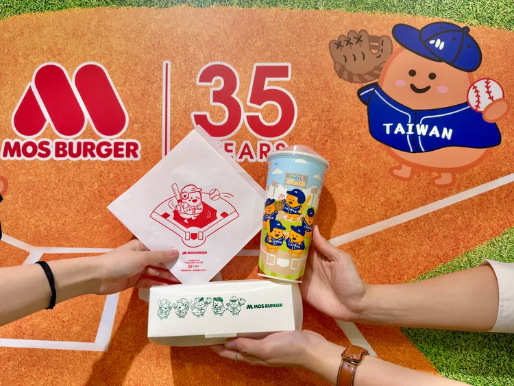 期間漢堡紙、熱狗餐盒及飲料杯也推出限定棒球款。莊偉祺攝
