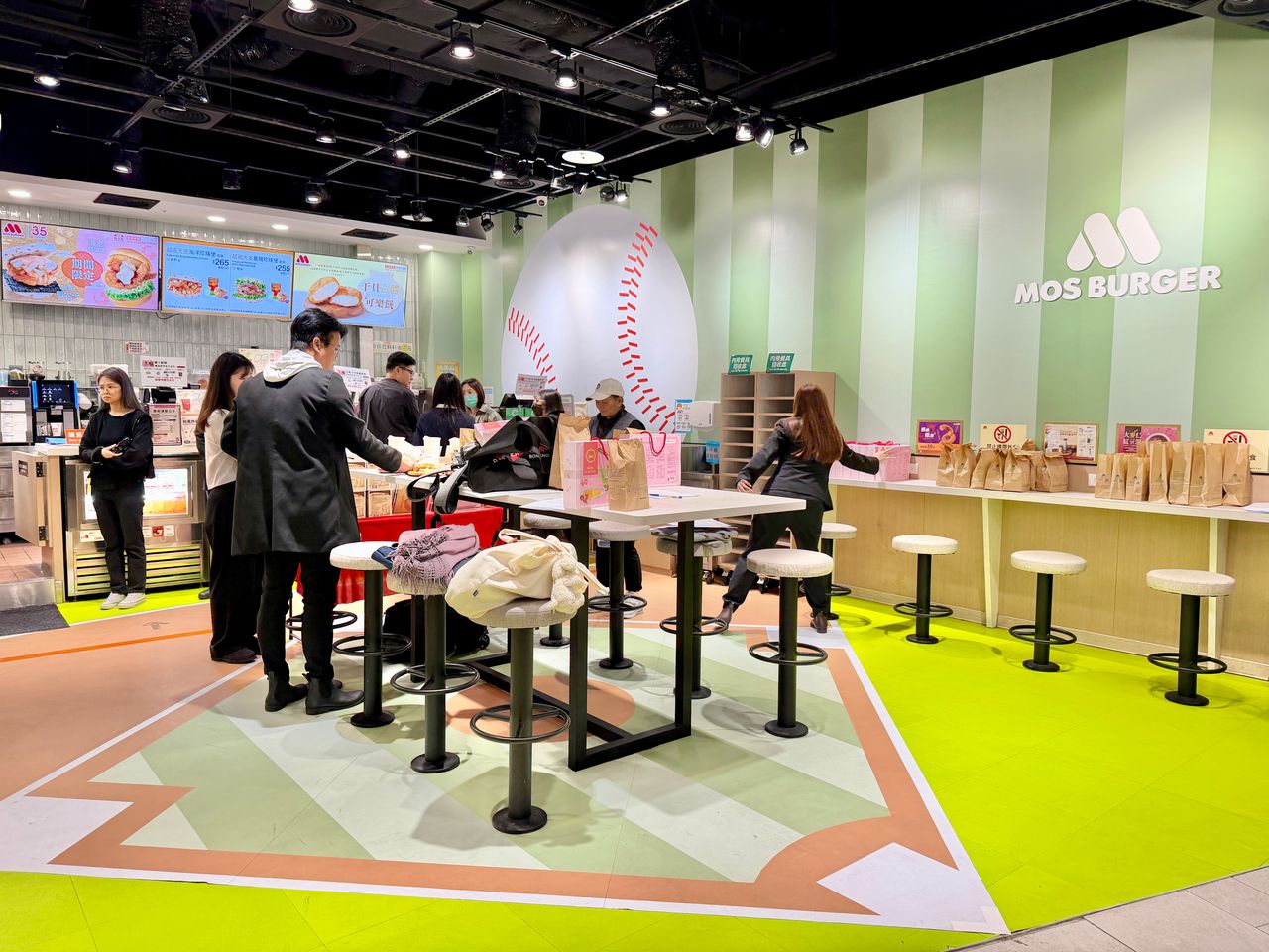 WBC將開打!摩斯漢堡首家「棒球主題店」大巨蛋亮相