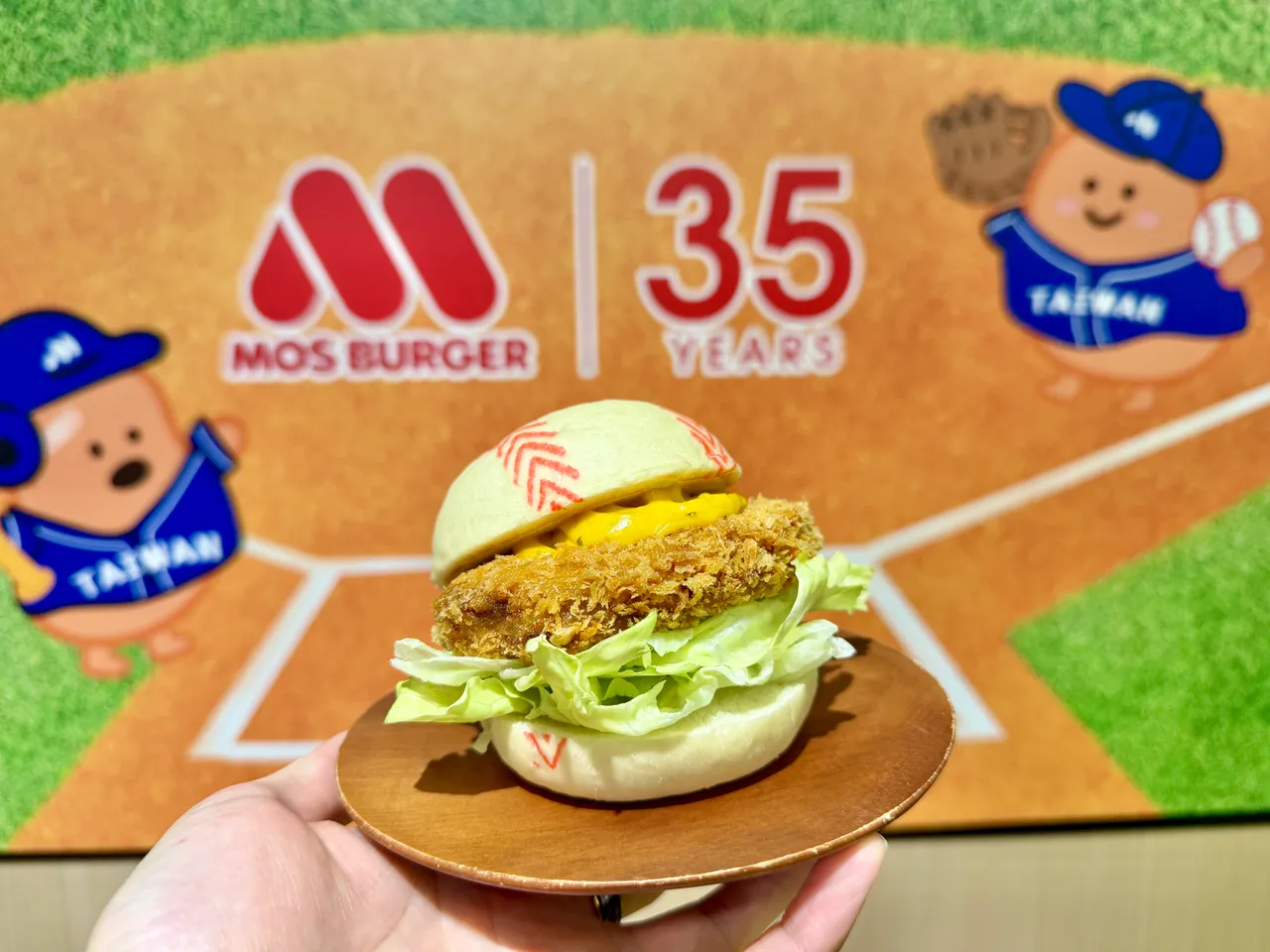 以棒球外觀打造的新品「炸和牛棒球堡」。莊偉祺攝