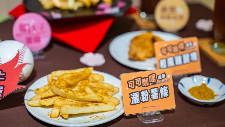 全新推出可搭配薯條或雞塊的可可咖哩粉，適用品項包含可可咖哩風味「灑粉薯條」、可可咖哩風味「和風雞腿塊」。摩斯漢堡提供