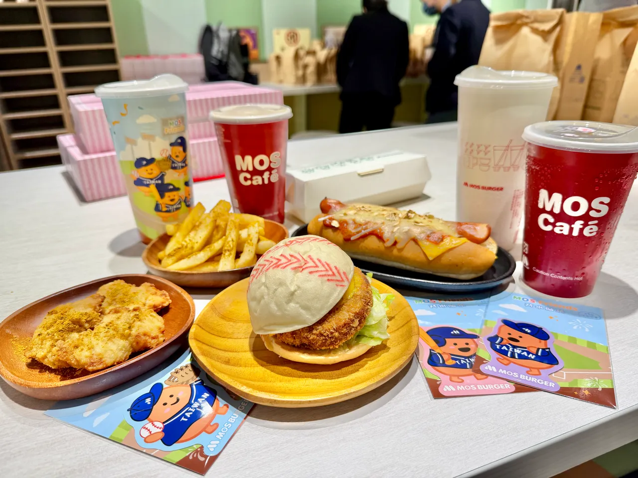 期間購買摩斯漢堡指定套餐，可贈棒球造型貼紙。莊偉祺攝