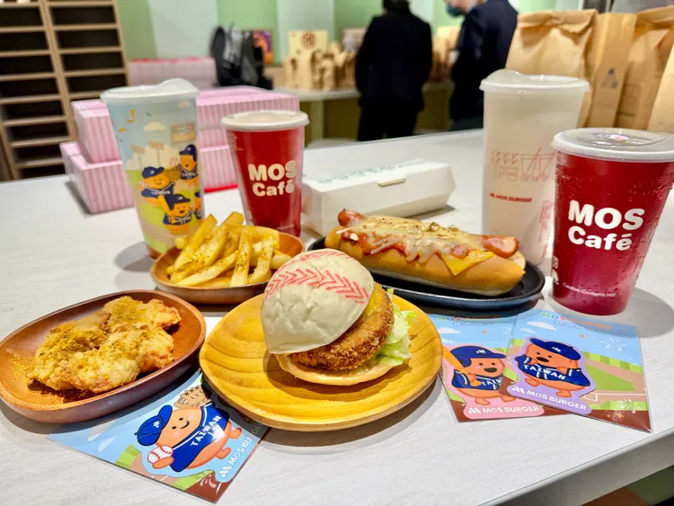 期間購買摩斯漢堡指定套餐，可贈棒球造型貼紙。莊偉祺攝