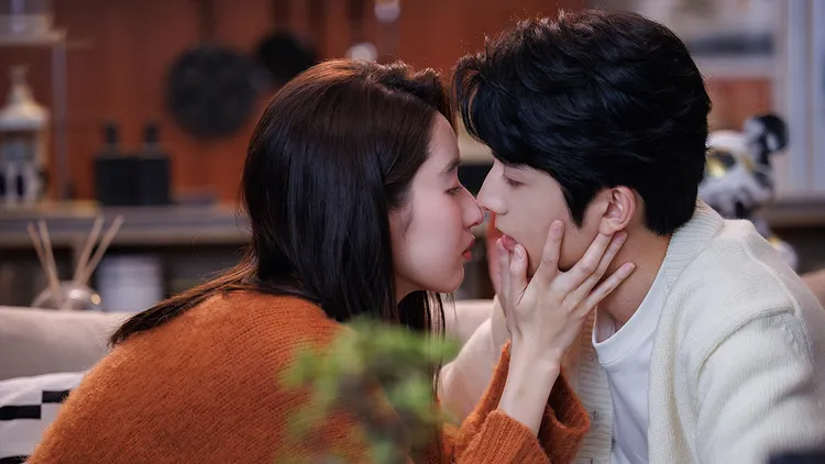 張新成自曝與王玉雯拍吻戲不尷尬。中天娛樂台提供