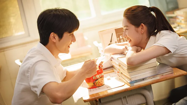 張新成（左）和王玉雯戲裡戲外都是青梅竹馬。中天娛樂台提供