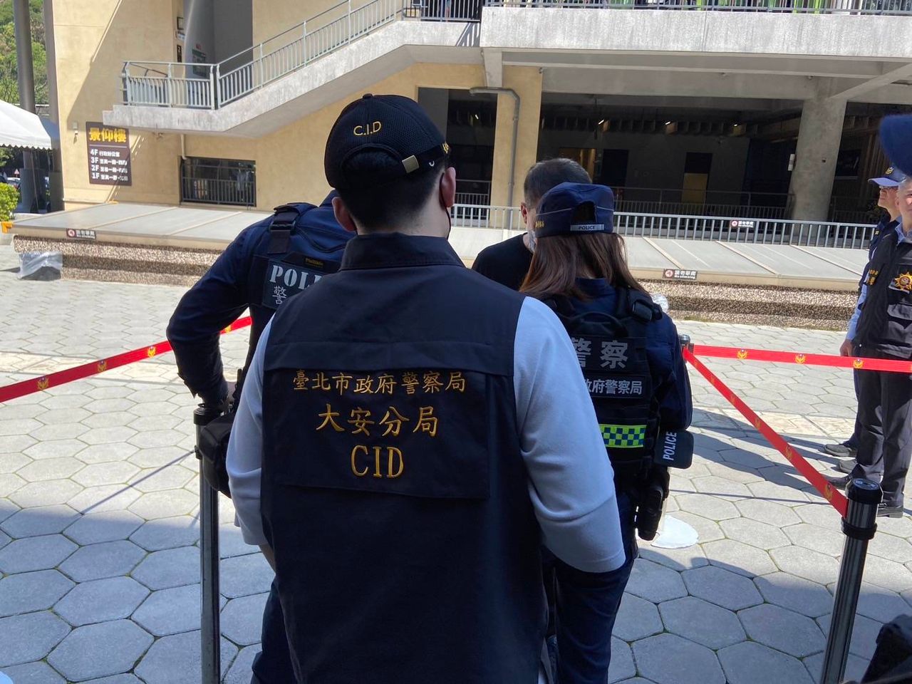 竹聯幫大老吳敦告別式 前幫主之子陳楚河到場!40警盤查蒐證