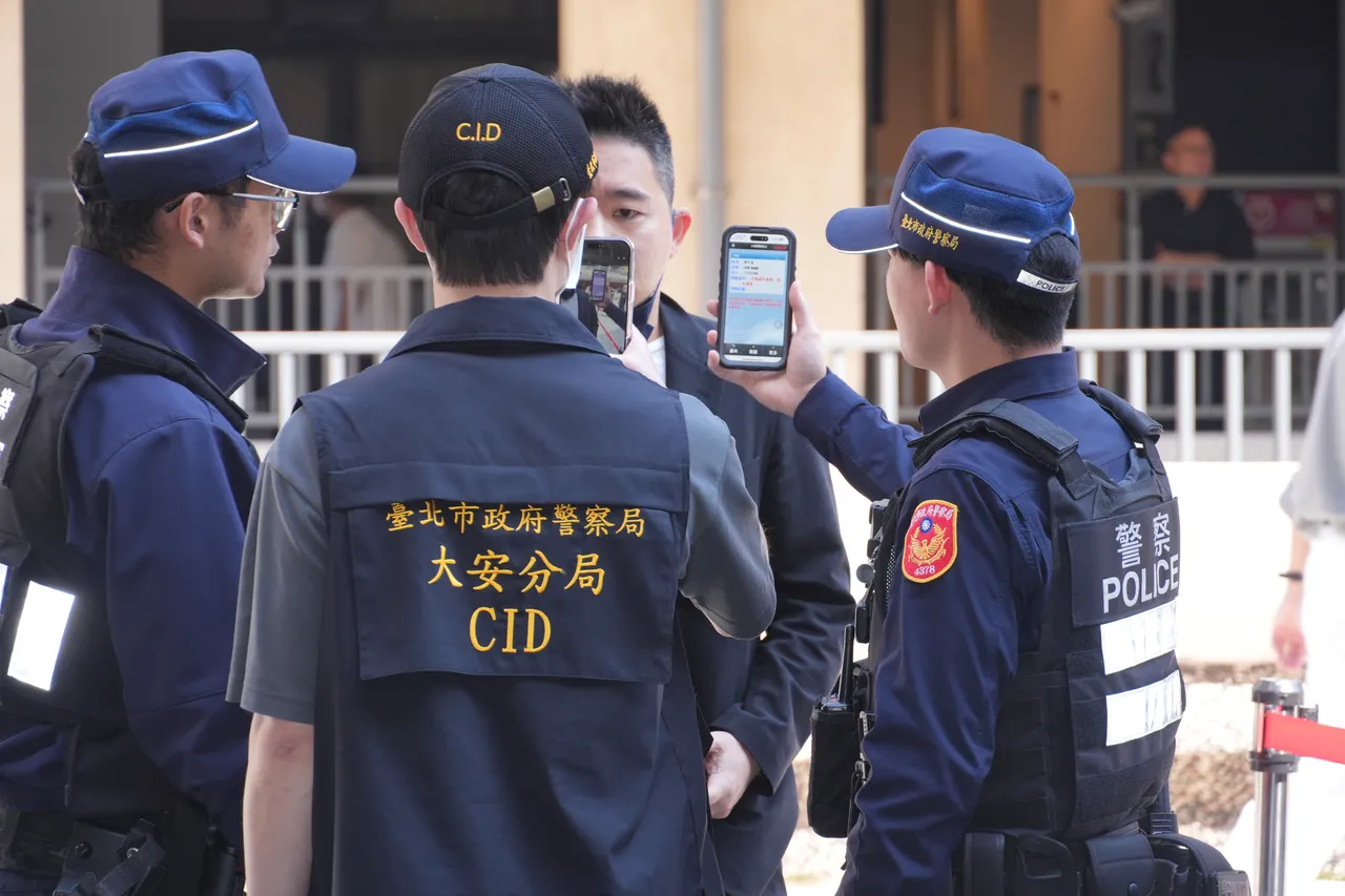 警方於竹聯幫大老吳敦告別式現場攔檢與盤查過濾入場人士。彭欣偉攝