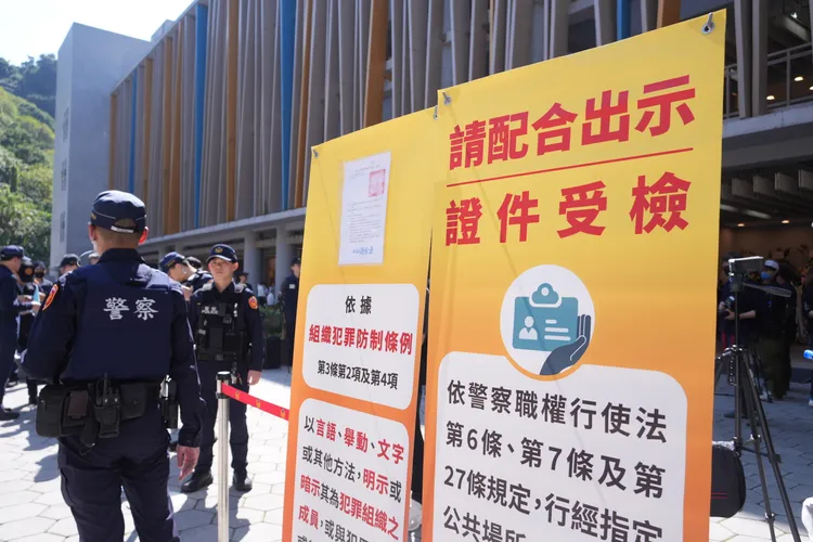 警方於竹聯幫大老吳敦告別式現場攔檢與盤查過濾入場人士。彭欣偉攝