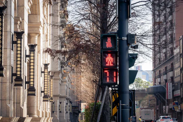 走在新竹街頭，等紅燈不再無聊！新竹市政府近日在市區的其中一個路口紅綠燈行人號誌中，導入2026新竹過好年的「Rody跳跳馬」圖像。新竹市府提供