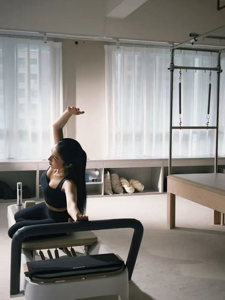 楊謹華勤做皮拉提斯。虎鐵健身 X 器械皮拉提斯提供