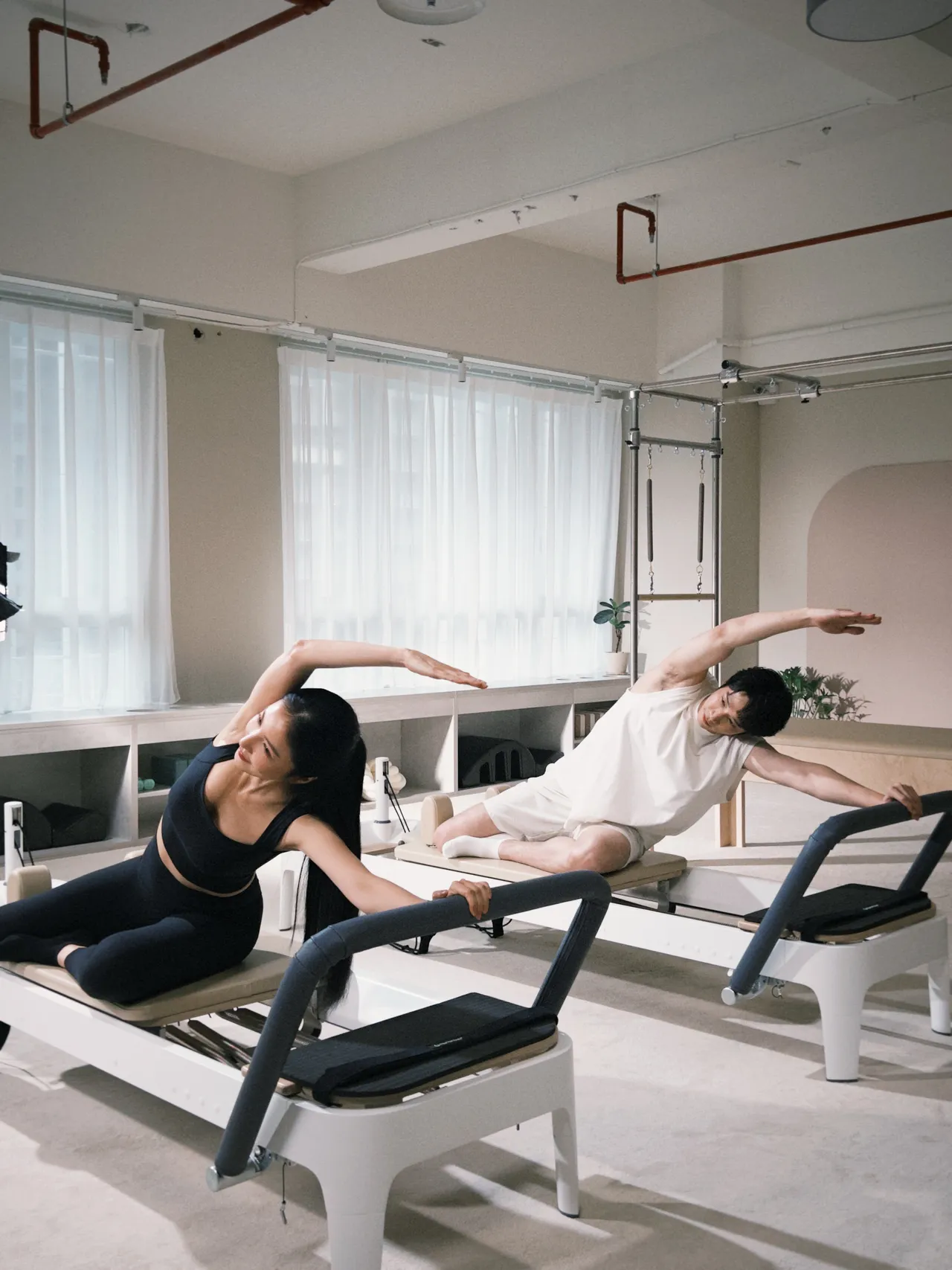 楊謹華（左）與劉以豪。虎鐵健身 X 器械皮拉提斯提供