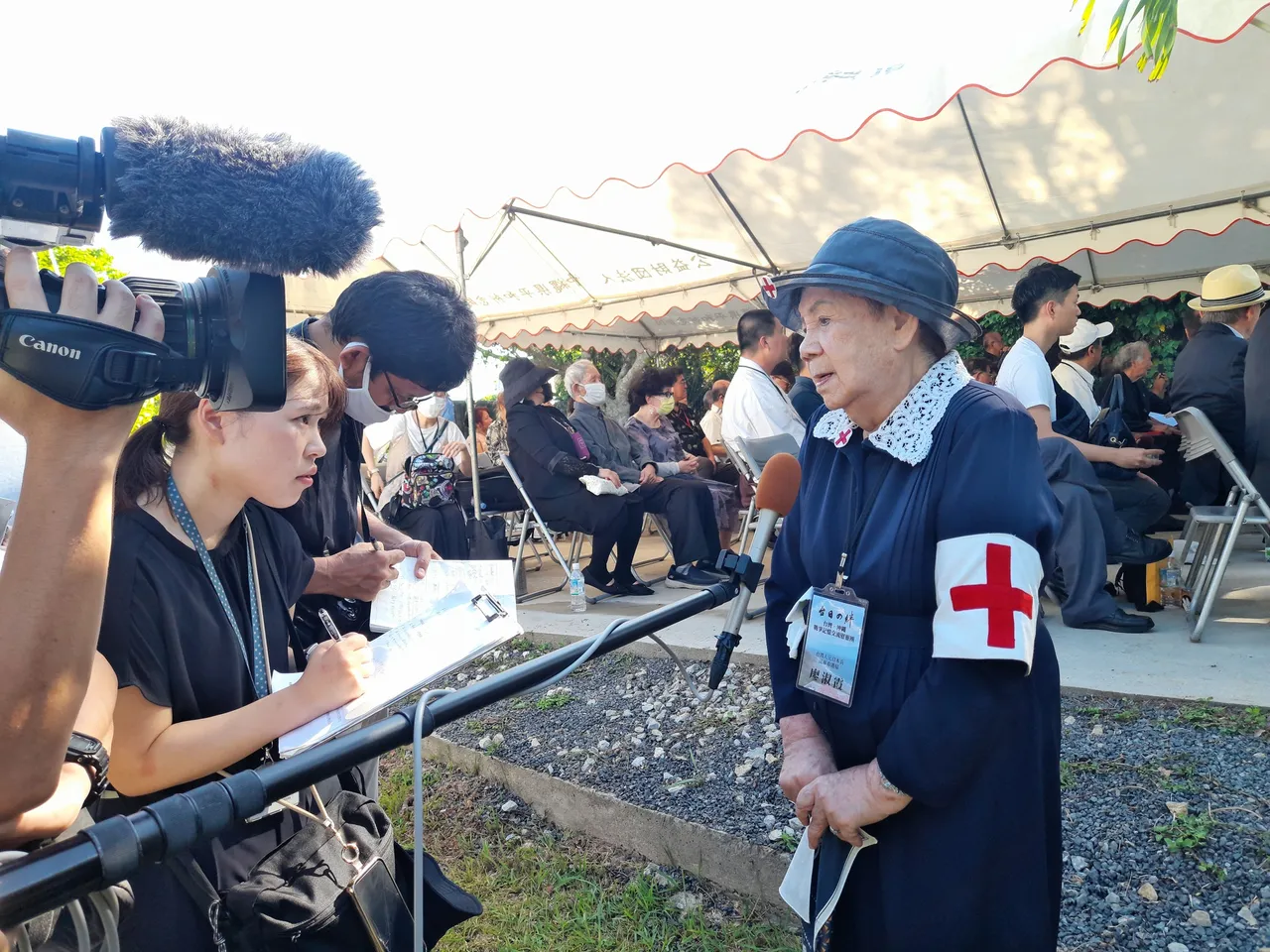 2023年6月22-25日廖淑霞參加「台灣‧沖繩戰爭記憶交流慰靈」，於沖繩和平祈念公園內的台灣之塔前接受日本NHK電視台採訪。高雄市關懷台籍老兵文化協會提供