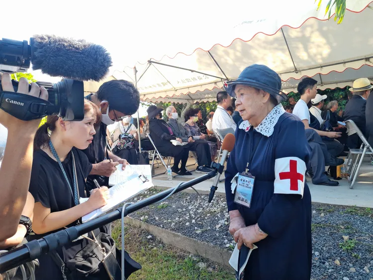 2023年6月22-25日廖淑霞參加「台灣‧沖繩戰爭記憶交流慰靈」，於沖繩和平祈念公園內的台灣之塔前接受日本NHK電視台採訪。高雄市關懷台籍老兵文化協會提供