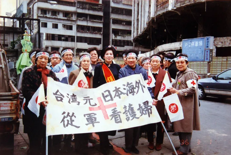 1996年3月1日廖淑霞（前排中）赴總統府抗議協商。高雄市關懷台籍老兵文化協會提供