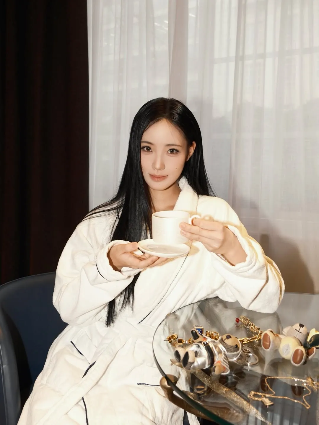 Lily換上飯店浴袍也展現放鬆一面。品牌提供