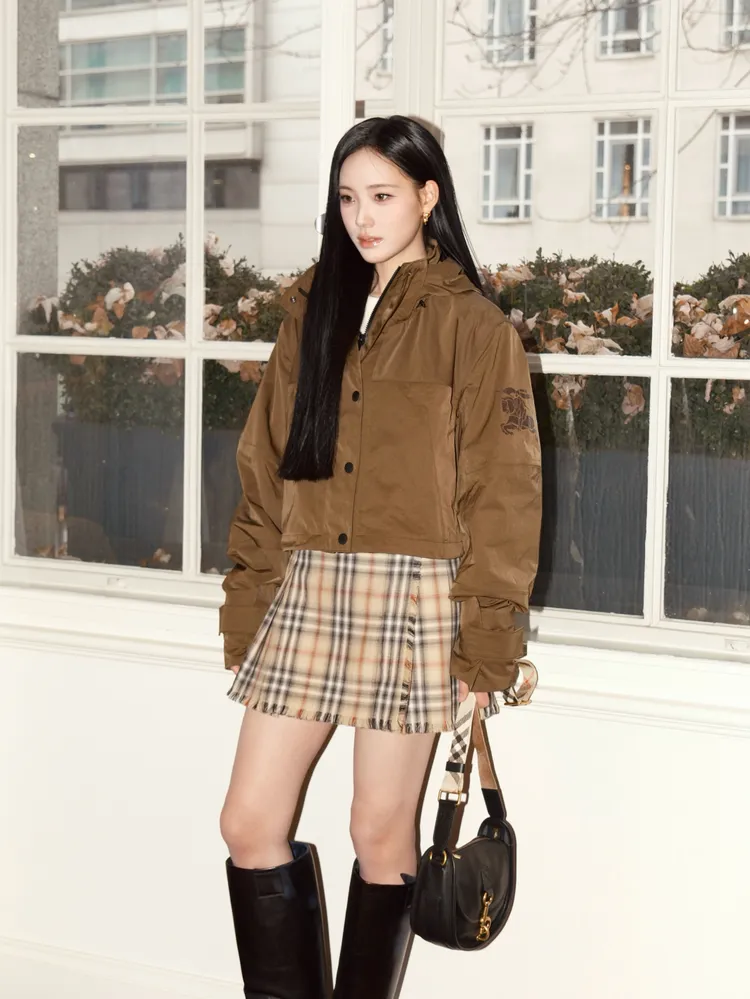 現身Burberry秀場的Lily不僅沒有怯場，面對閃光燈更擺出駕輕就熟的自信神態。品牌提供