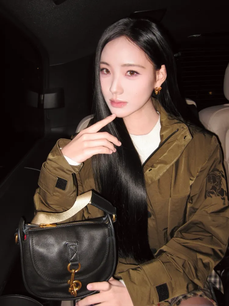 Lily另以Burberry黑色B Clip信差包點綴造型。品牌提供