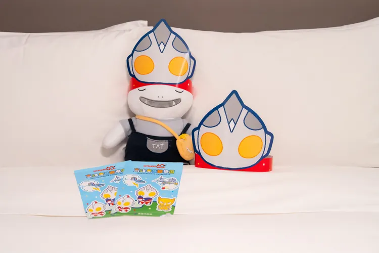 入住專案贈送吉祥物夢獸娃娃及超人力霸王周邊組合。承億酒店提供