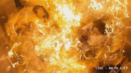 影片｜抱派對氣球搭電梯「瞬間爆炸」　恐怖烈焰籠罩3人