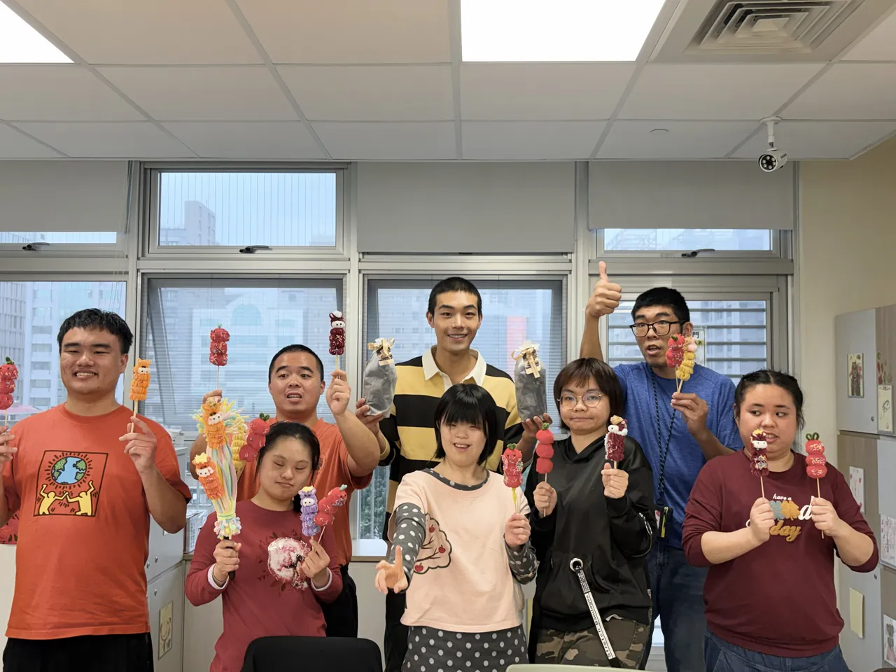 牧森到喜憨兒基金會陪憨兒過新年。周子娛樂提供