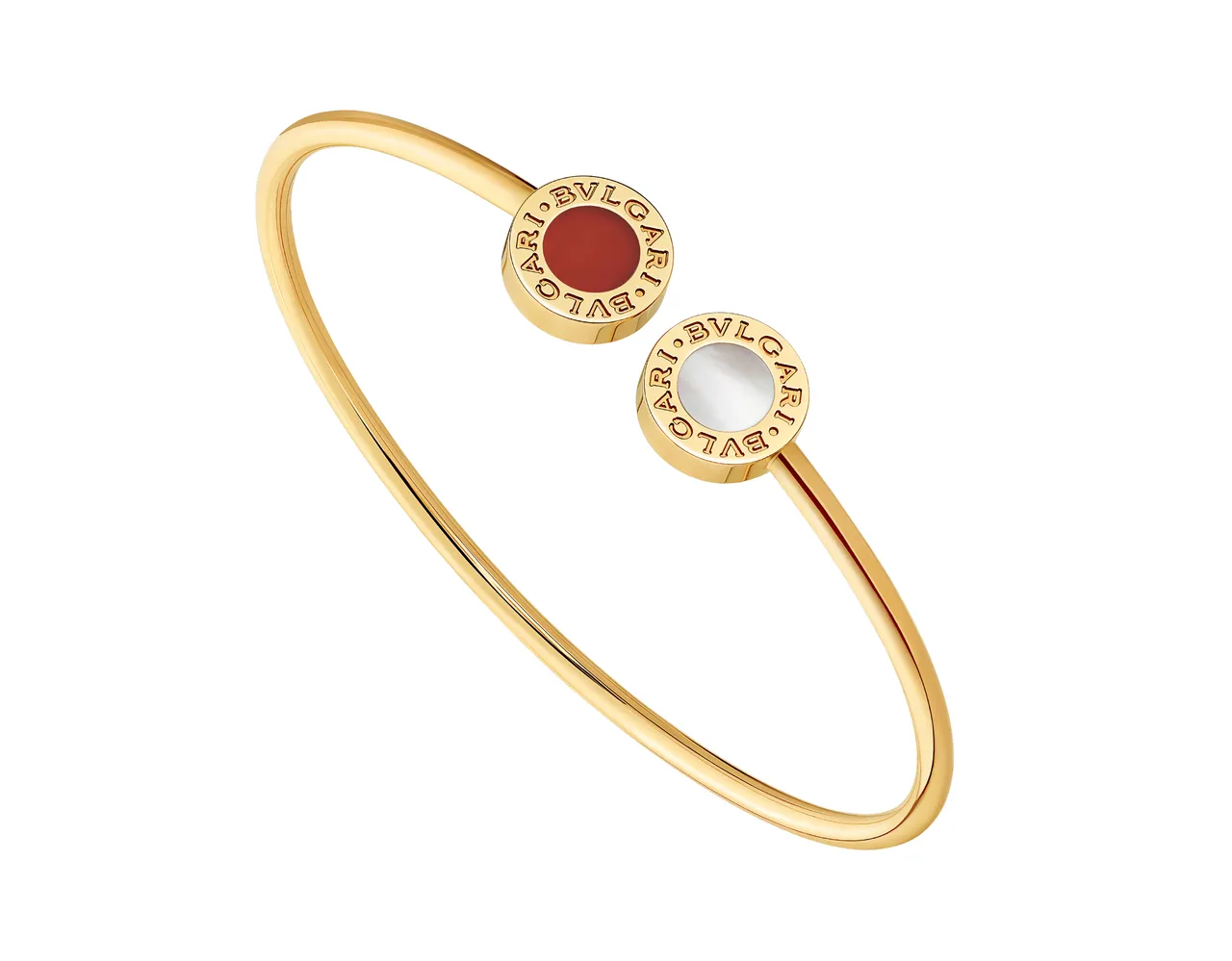 BVLGARI BVLGARI系列紅玉髓與珍珠母貝手環。品牌提供