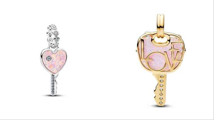PANDORA幻彩心形鑰匙吊飾（左）2880元、幻彩粉紅愛意鑰匙特大吊飾（右）4080元。品牌提供