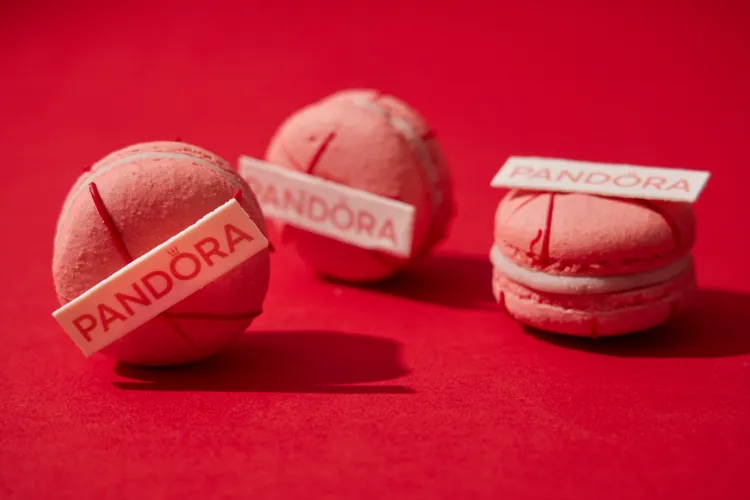 甜點焦點為「Pandora蜜桃馬卡龍」，果香內餡展現法式經典的高雅層次。台北寒舍艾美酒店提供