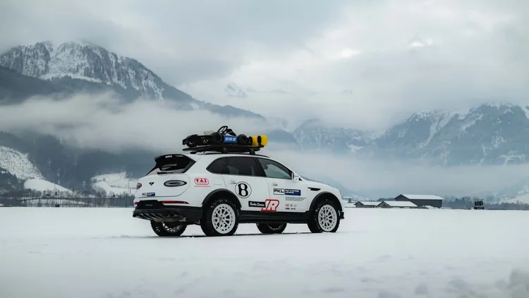 概念車進行改造後車軸寬度加大120mm、離地高度提高55mm，讓最小離地高度接近310mm。原廠照片