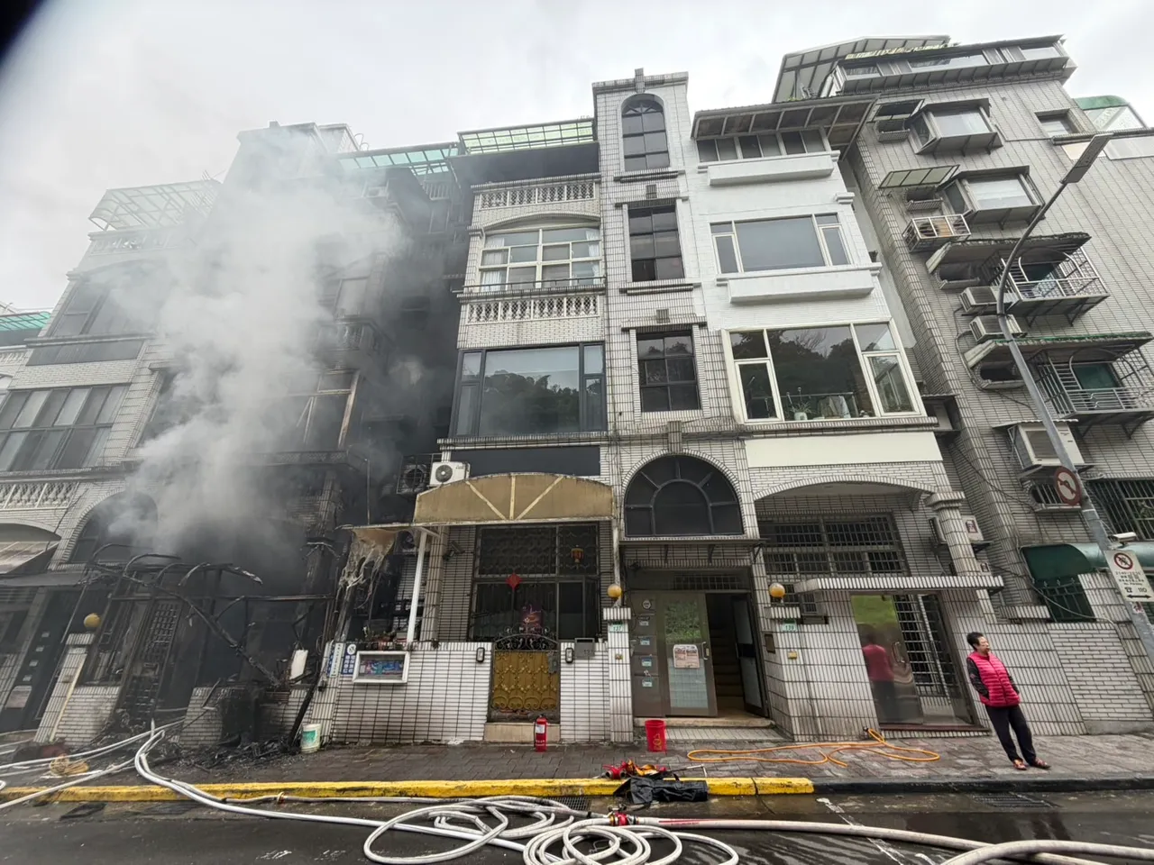 內湖一處民宅起火。翻攝畫面