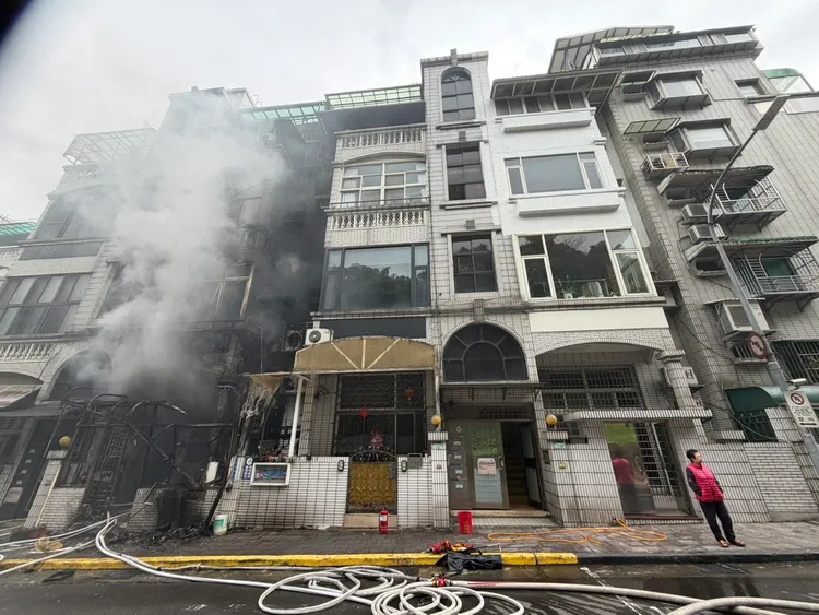 內湖一處民宅起火。翻攝畫面