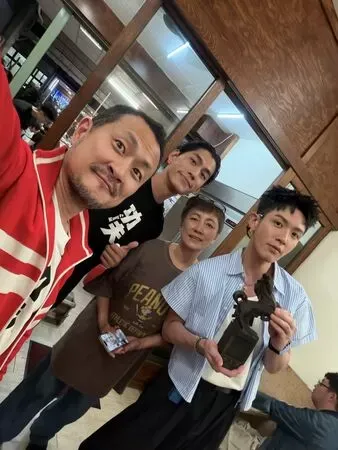 九把刀（左）宣傳《功夫》不忘到朱軒洋家麵店拜訪。翻攝Threads