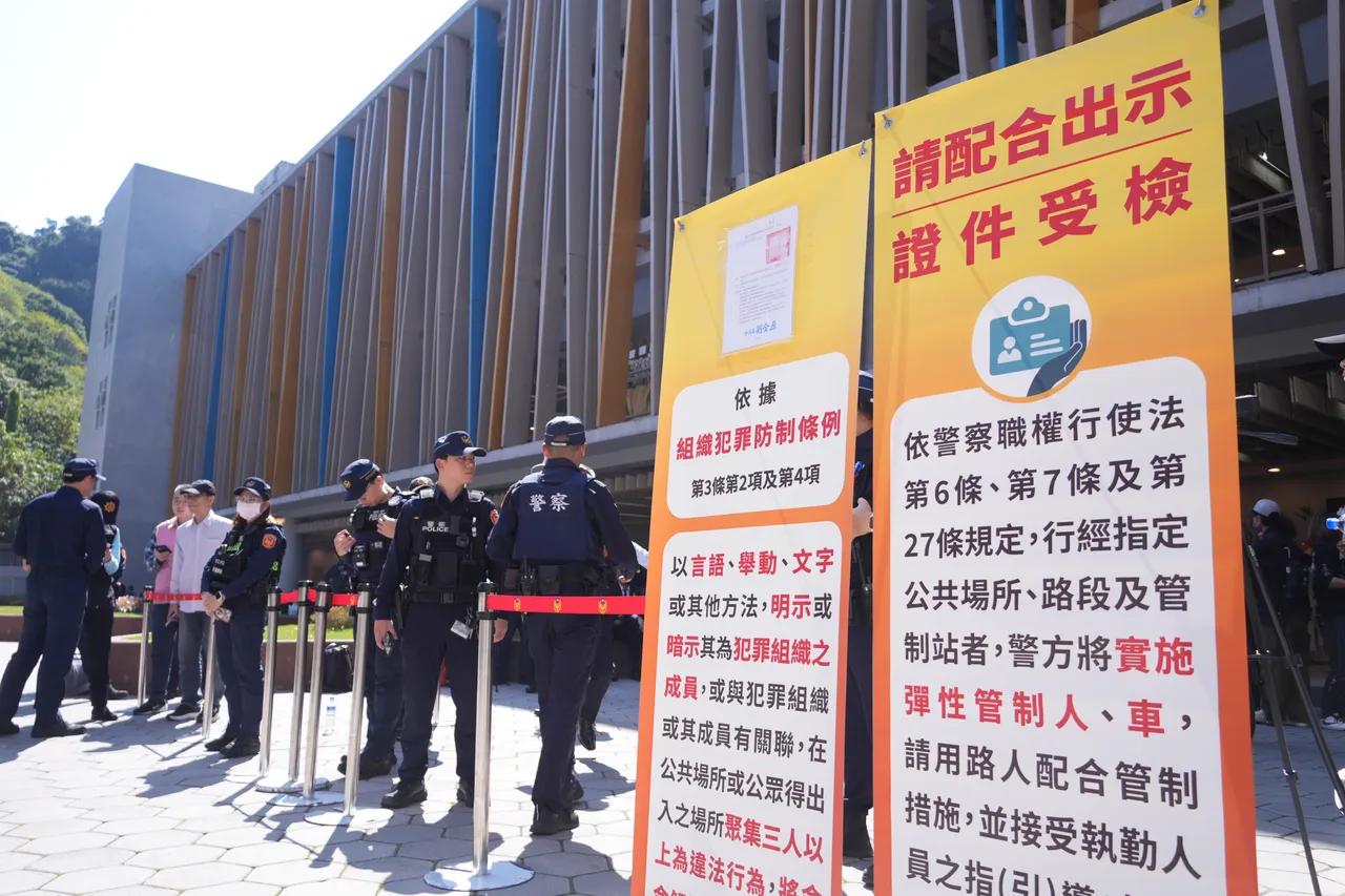 警方現場設警告立牌。彭欣偉攝