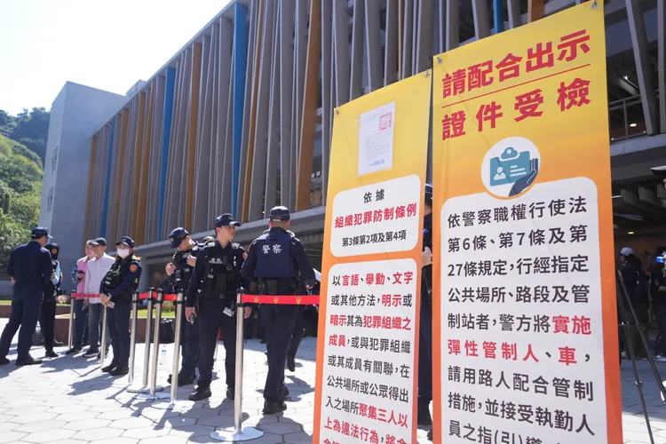 警方現場設警告立牌。彭欣偉攝