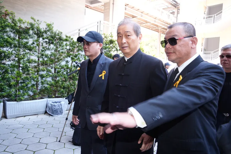 「白狼」張安樂（中）現身告別式。彭欣偉攝