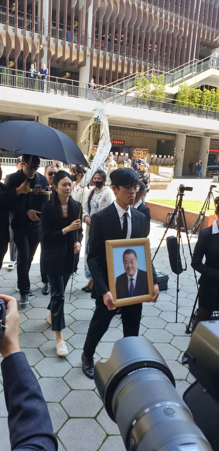 吳敦兒子（後）捧斗移靈。張瑞振攝