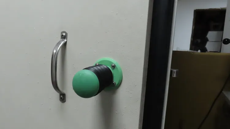 案發冷凍庫具有緊急開鎖裝置。翻攝畫面