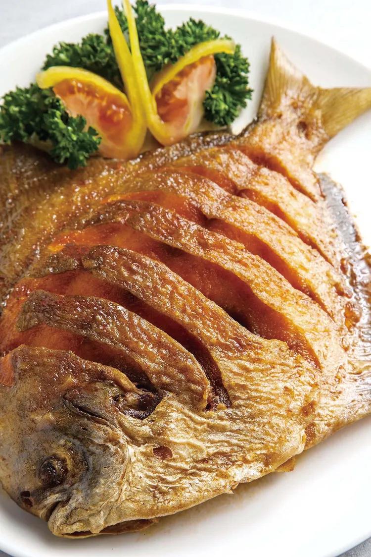 過年餐桌上的魚料理，象徵「年年有餘」，要買整條且不能吃完，代表財富留得住。業者提供