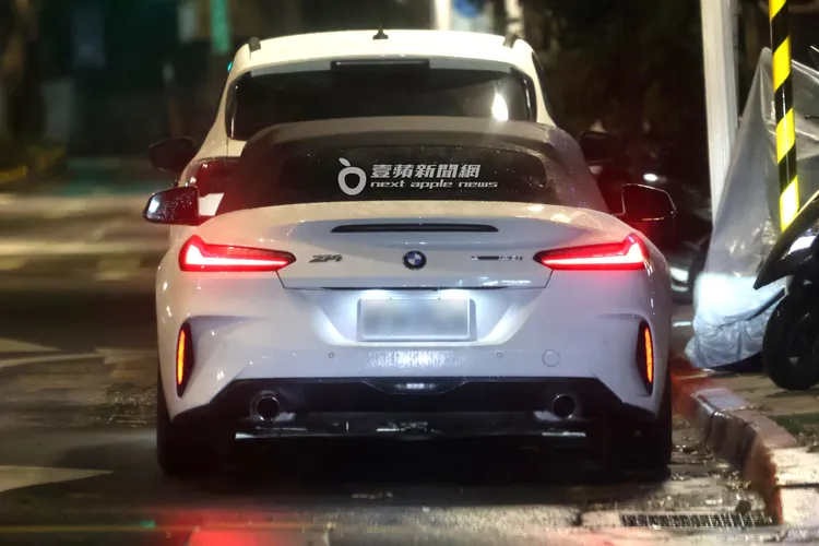 無尊開305萬元BMW Z4新車載阿喜回到家門口，在車內待了1個多小時。特勤中心攝